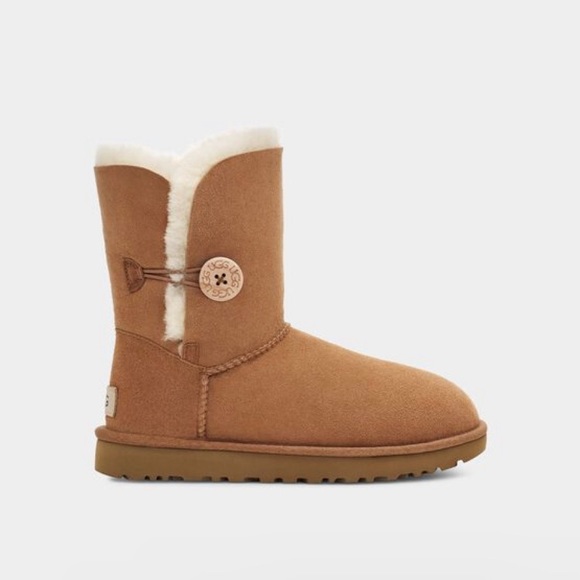 UGG’s Women’s Bailey Button II Short Chestnut - Picture 6 of 8